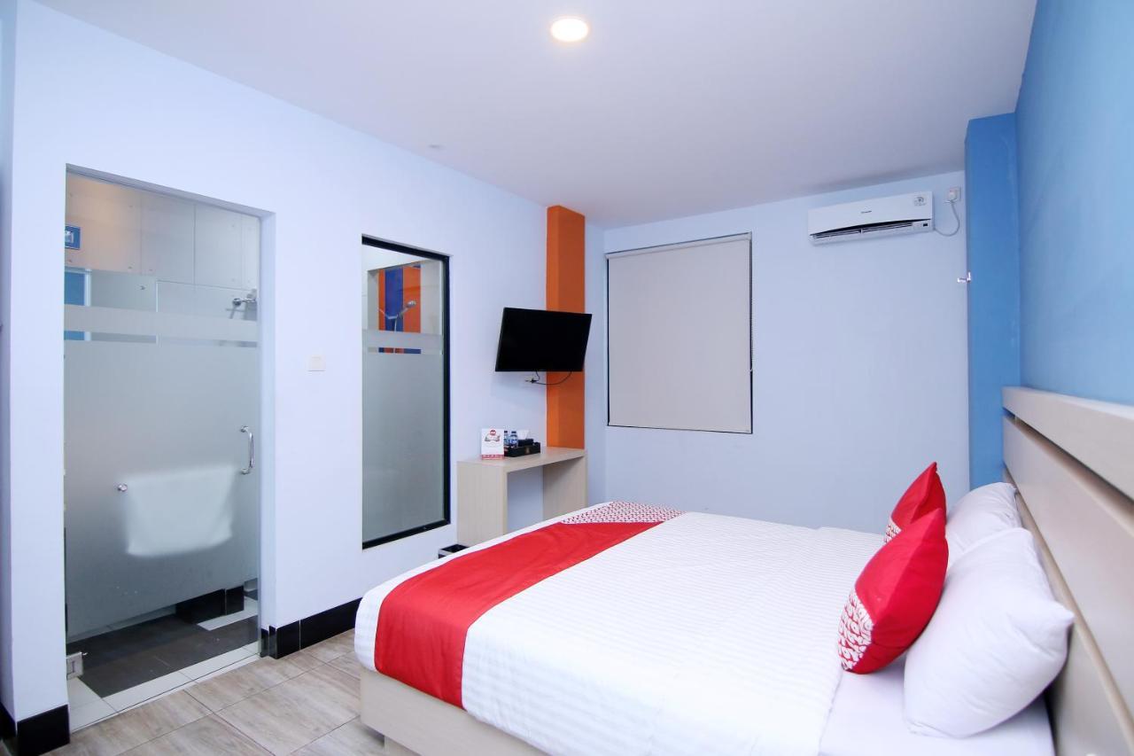 Oyo 592 Budget Hotel By The Harbour ปาดัง ภายนอก รูปภาพ