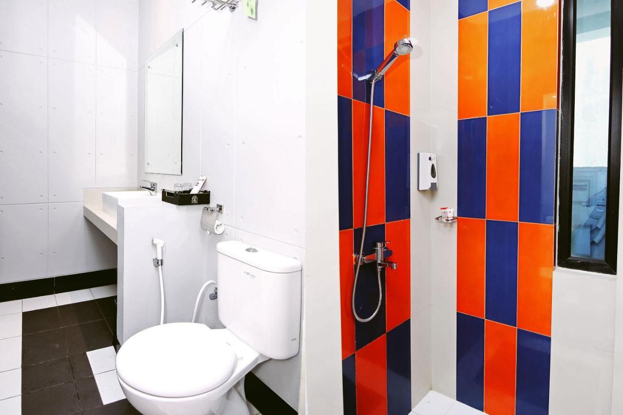 Oyo 592 Budget Hotel By The Harbour ปาดัง ภายนอก รูปภาพ